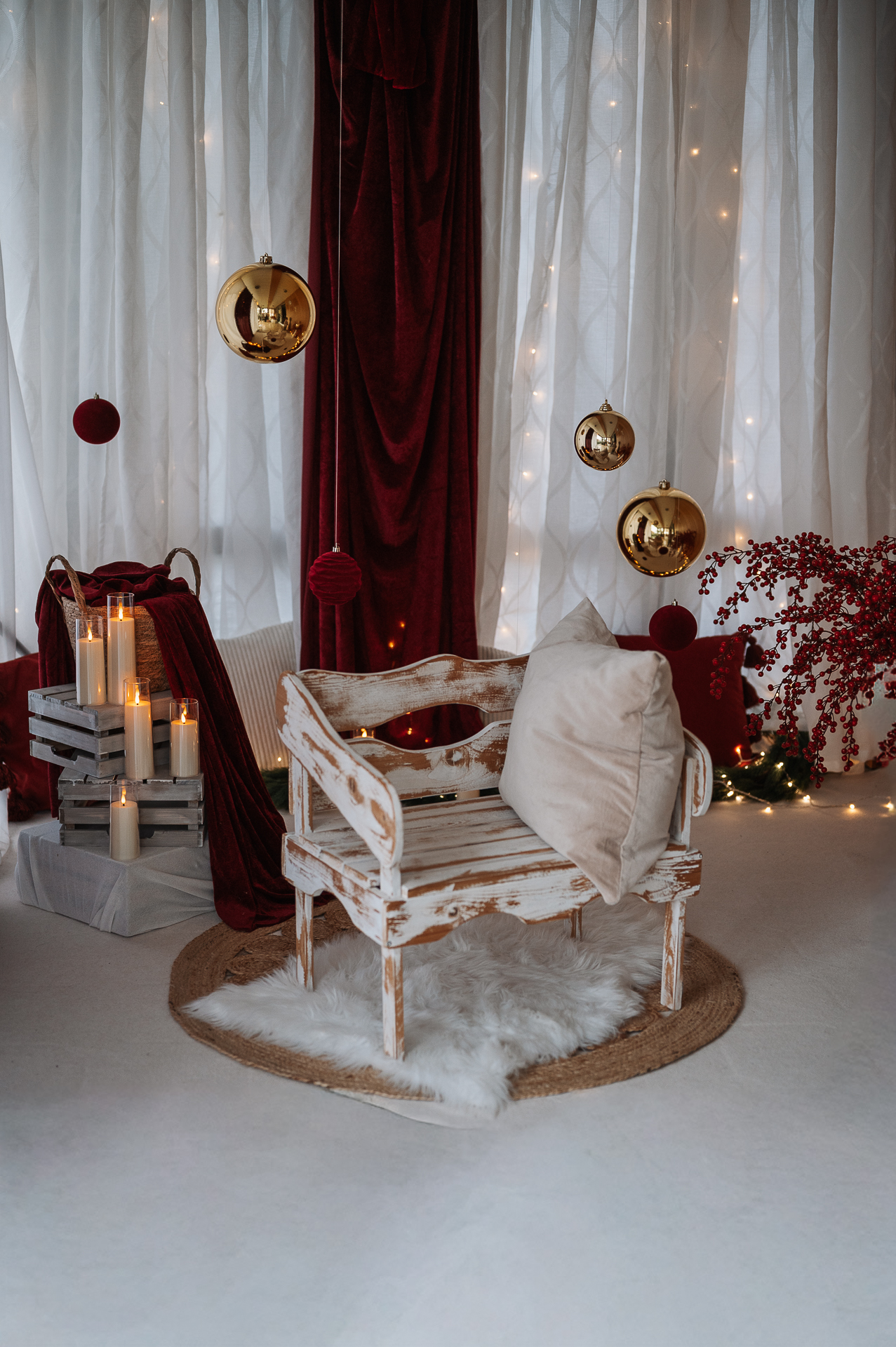 Detail aus dem Weihnachtsset: Lichterkette, Tannenzweige und warme Decken beim Weihnachtsshooting in Starnberg